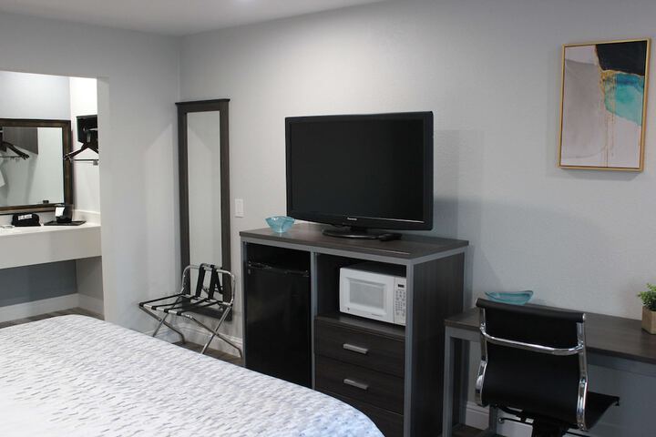 1 King Bed Flat Screen Television Microwave and Refrigerator High Speed Internet Accessible (5 of 10)