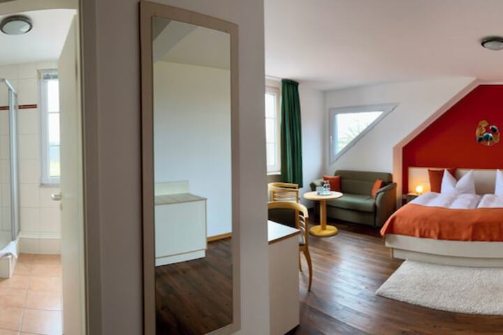 Room 3 of 28