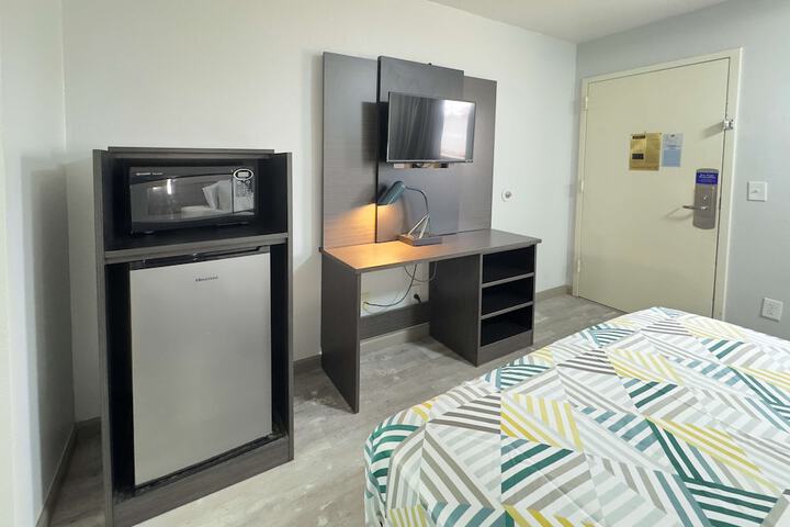 1 Double Bed Refrigerator, Microwave (5 of 21)
