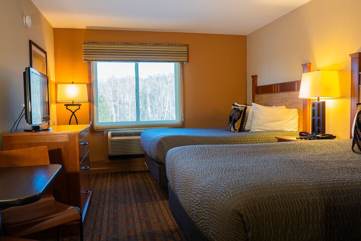 1 Queen Bed (10 of 14)