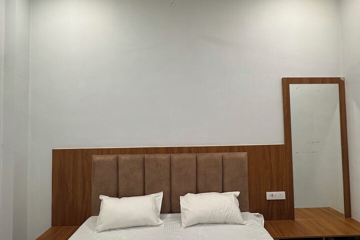 Room 2 of 10