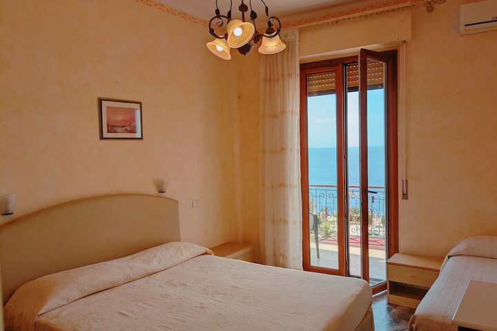 Room 16 of 204