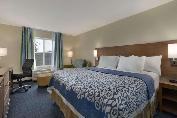 1 King Bed (12 of 14)