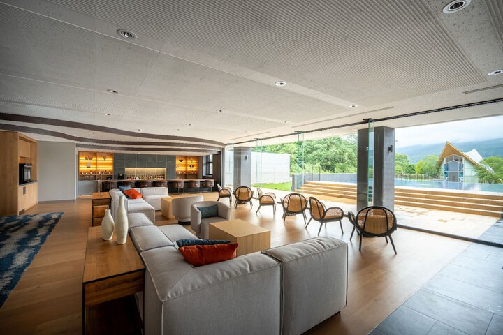 Lounge 177 of 200