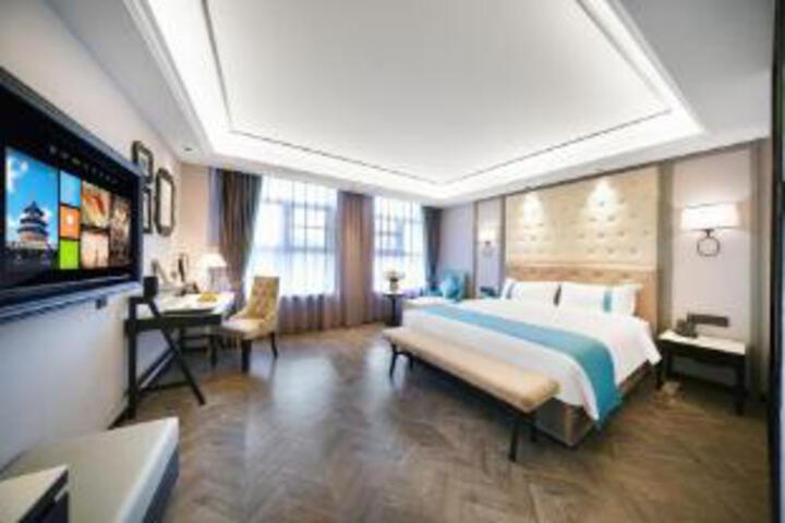 Room 8 of 10