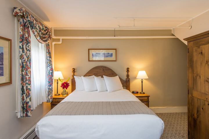 Classic Queen Bed (2 of 18)