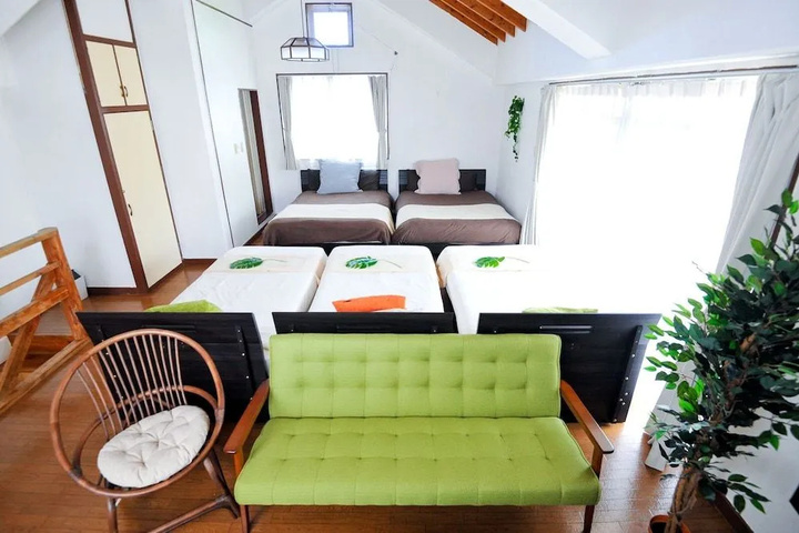 Room 6 of 16