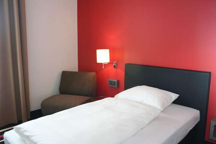 Room 6 of 33