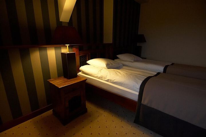 Room 16 of 65