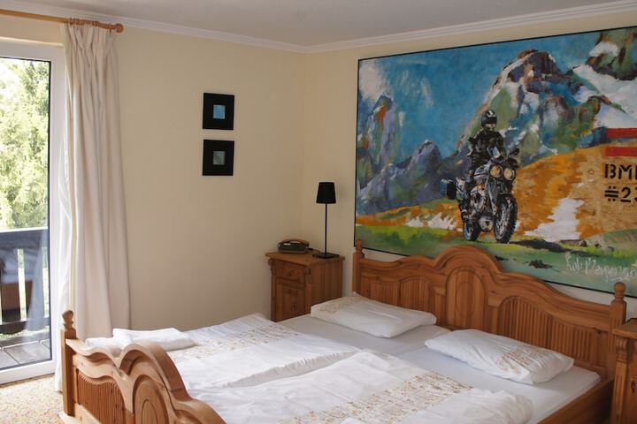 Room 10 of 77