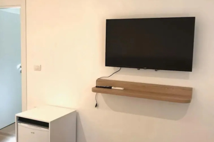 Room 2 of 4