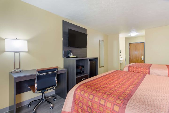 1 Queen Bed (8 of 12)