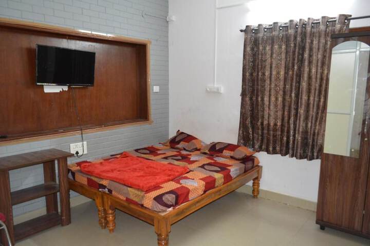 Room 7 of 12