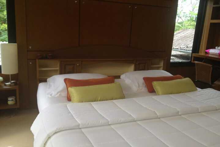 Room 7 of 9