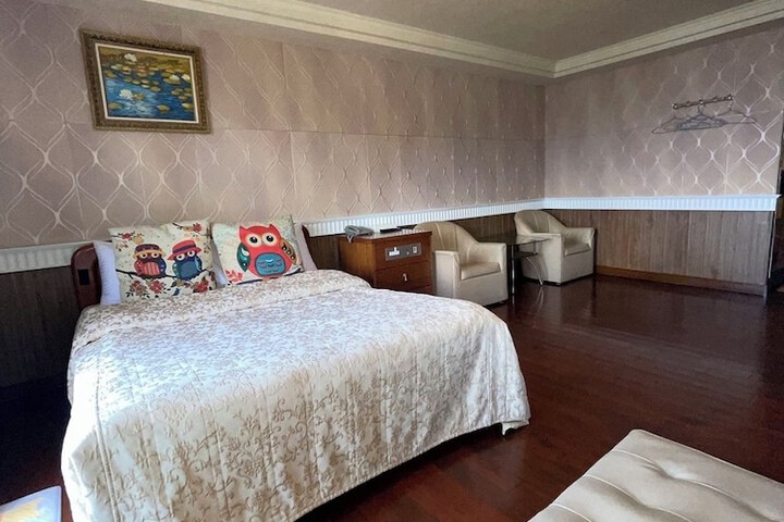 Room 13 of 33
