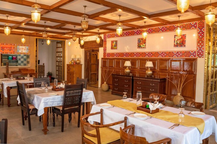Dining 31 of 60