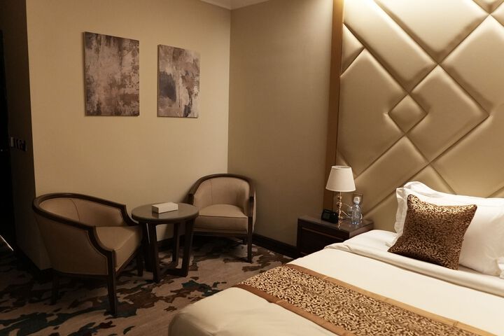 Room 13 of 28
