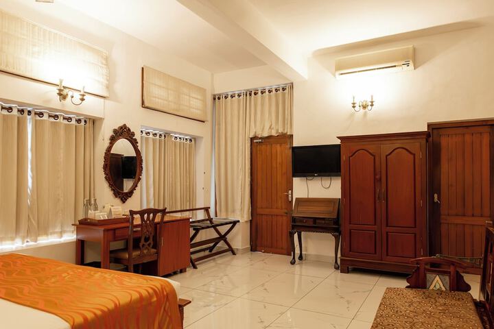 Room 13 of 80