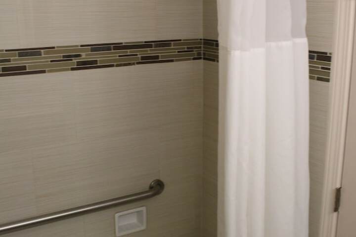 1 Queen Bed (5 of 7)