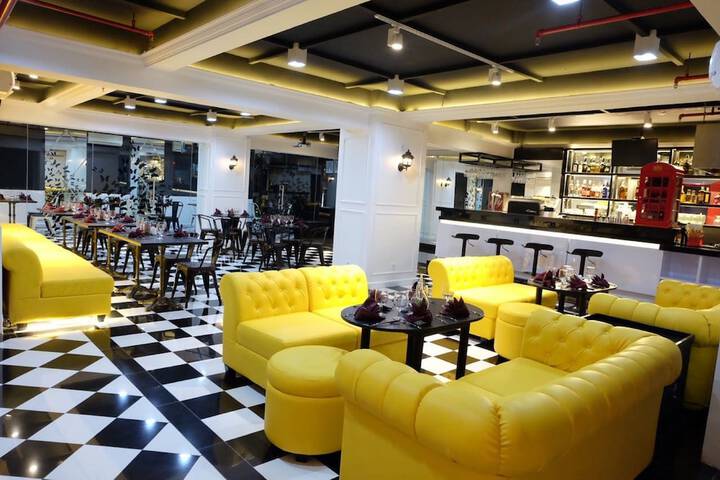 Lounge 18 of 25