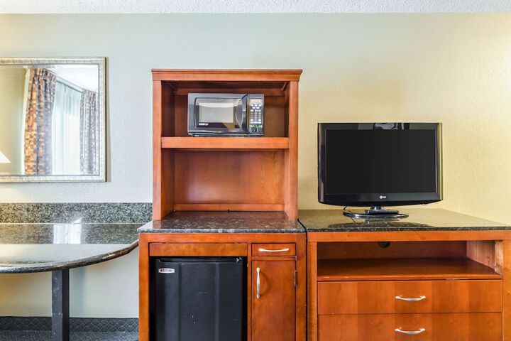 2 Double Beds (1 of 5)