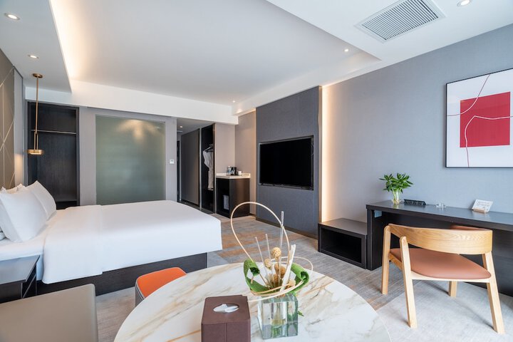 Room 13 of 33