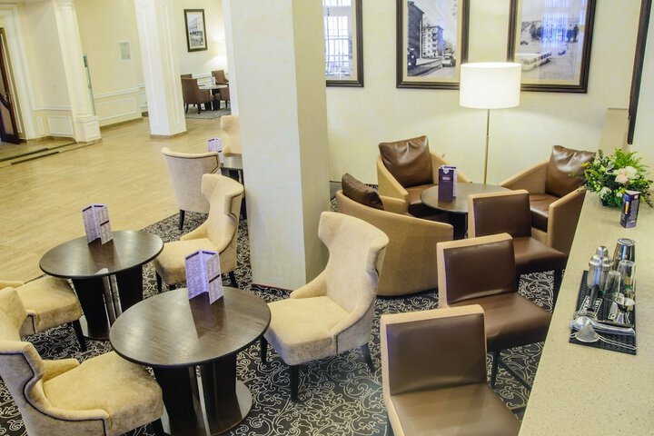Lounge 45 of 52