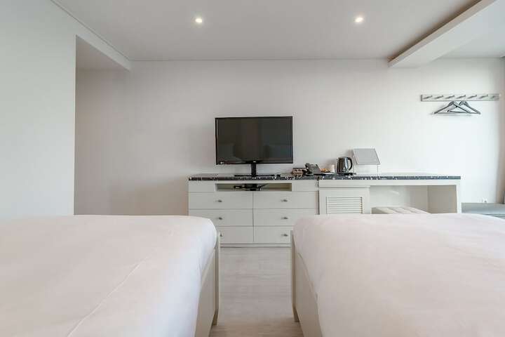 Room 13 of 17
