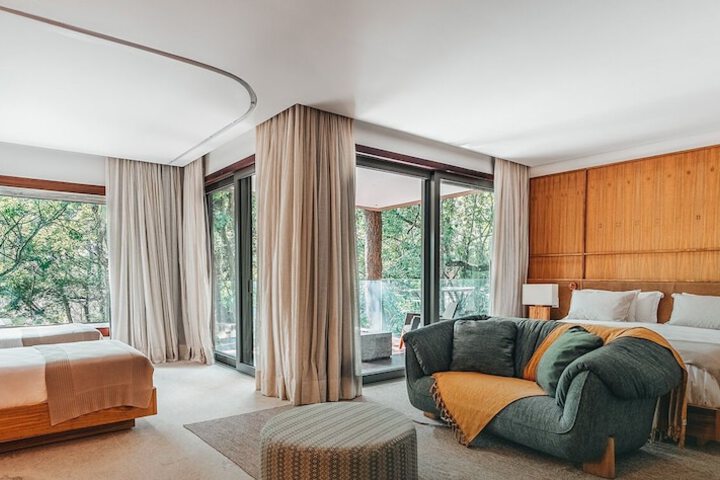 Room 4 of 16