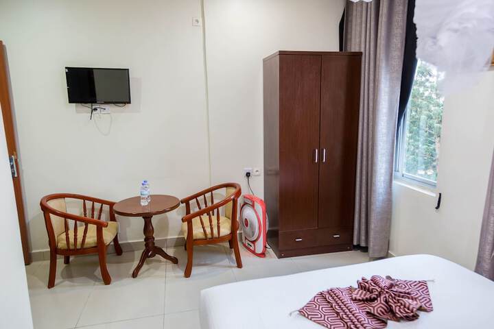 Room 33 of 128