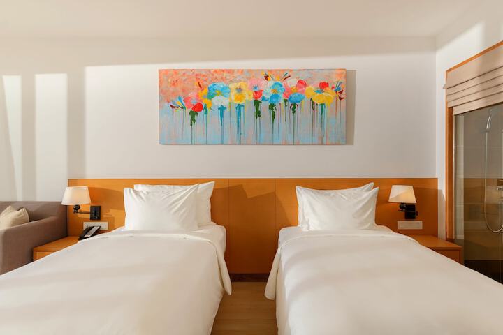Room 10 of 98