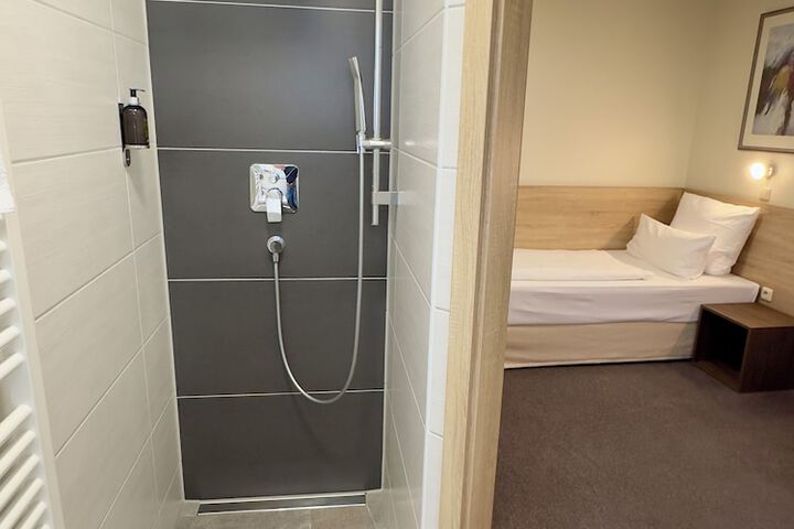 Room 26 of 136