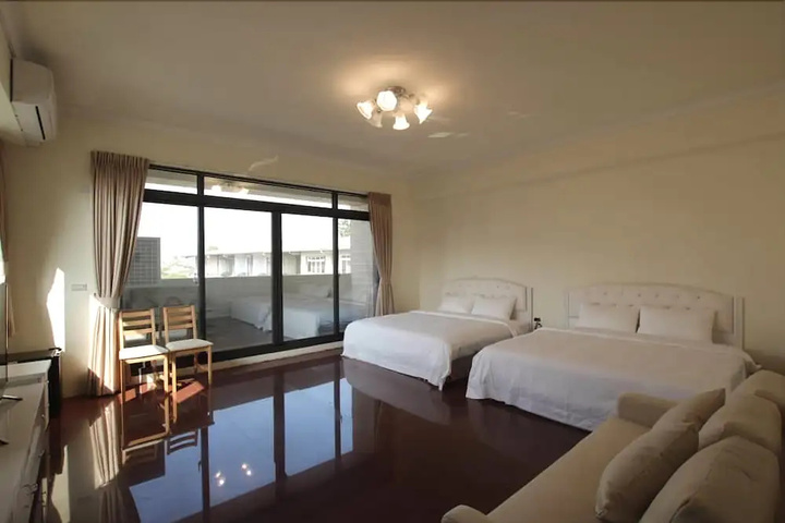 Room 5 of 9