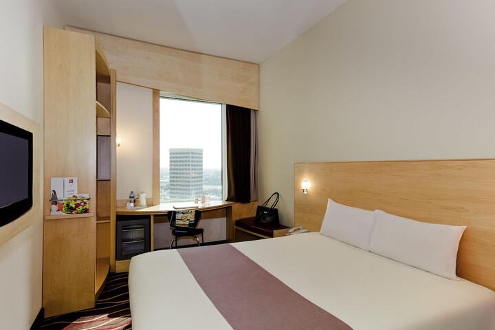 Room 28 of 65