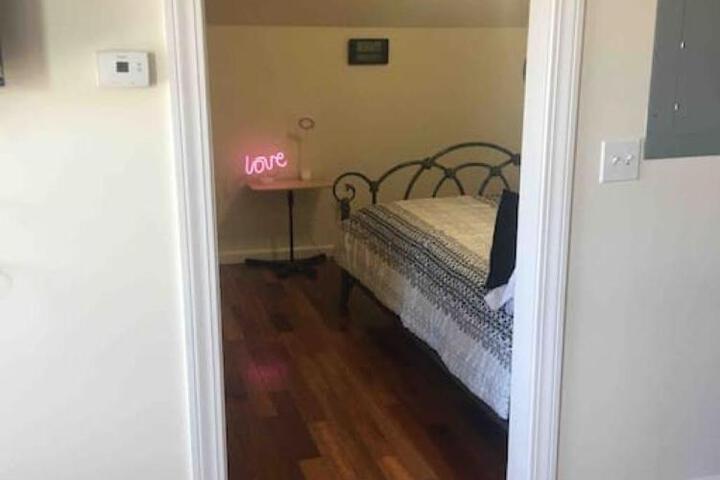 Lovely one bedroom with free parking