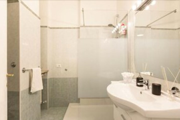 Room 3 of 32