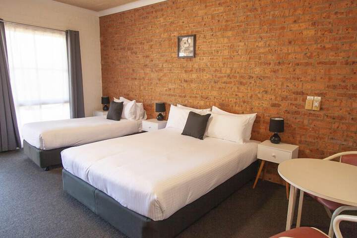 Room 10 of 37