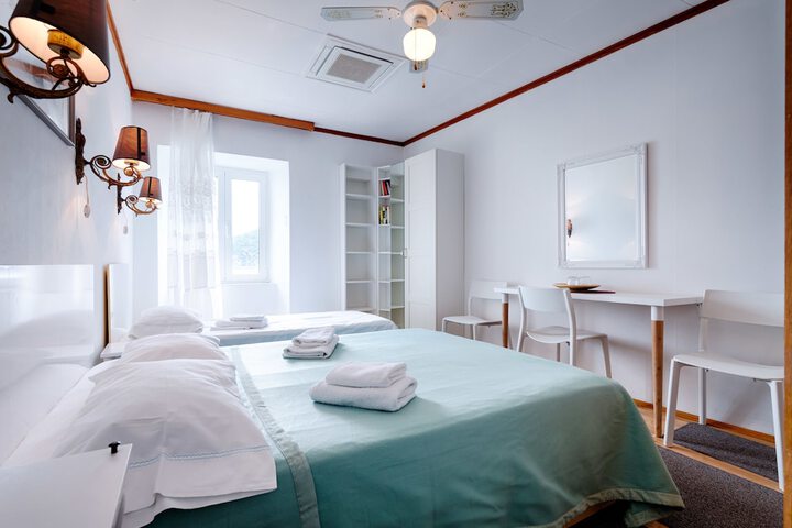 Room 9 of 48