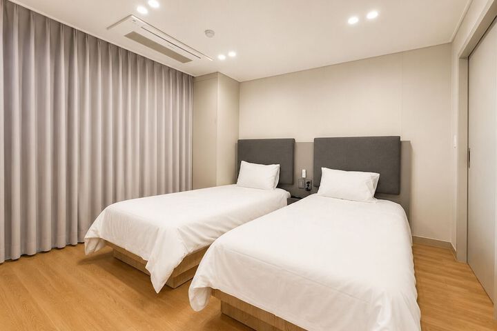Room 27 of 79