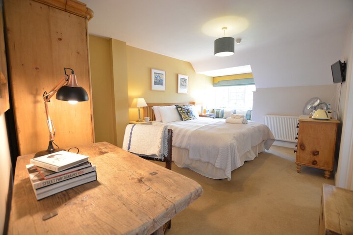 Room 2 of 20