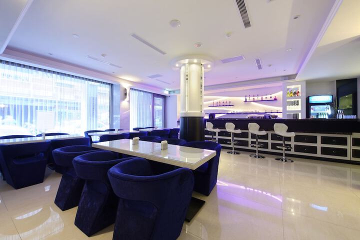 Lounge 44 of 56