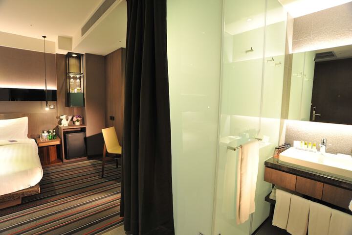 Room 27 of 108