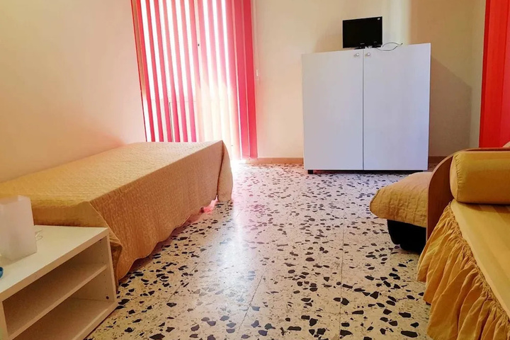 Room 6 of 18