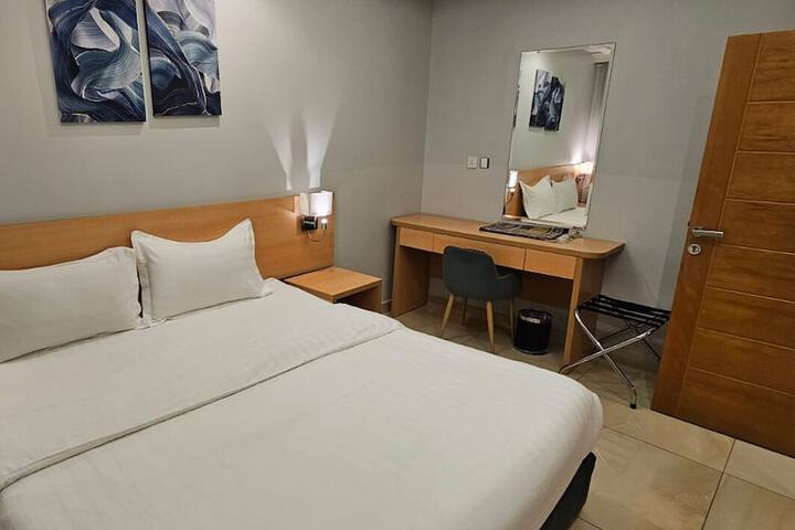 Room 4 of 12