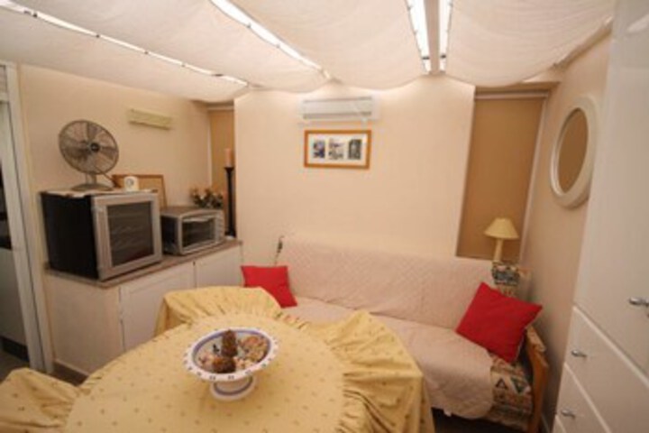 Room 10 of 32