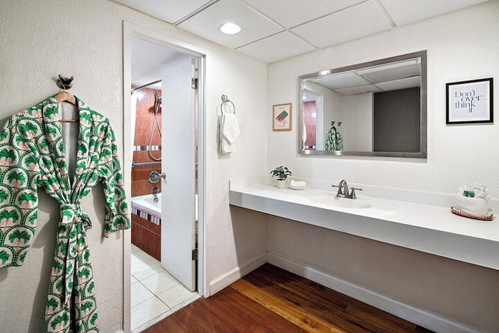 Suite 1 Bedroom Balcony Bay View King (9 of 19)