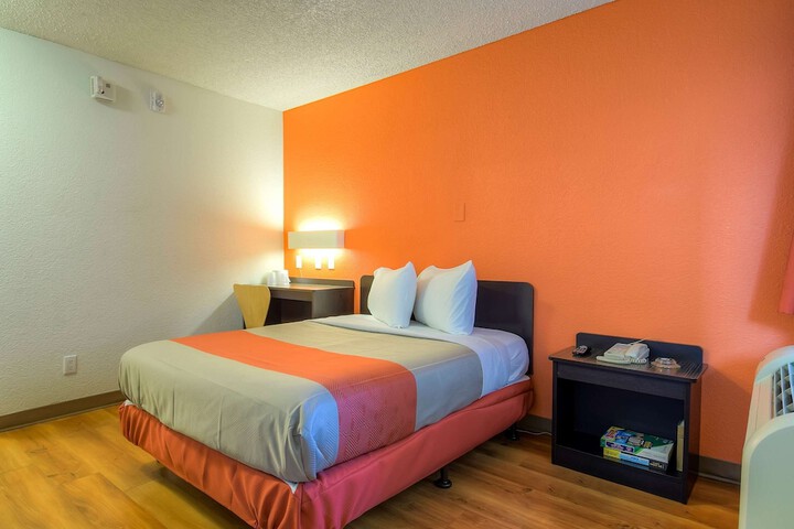 1 Queen Bed (5 of 12)