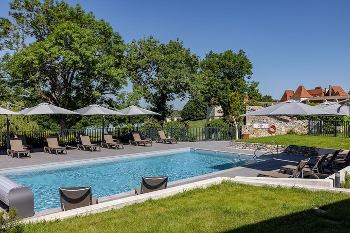 Hotel with Pool