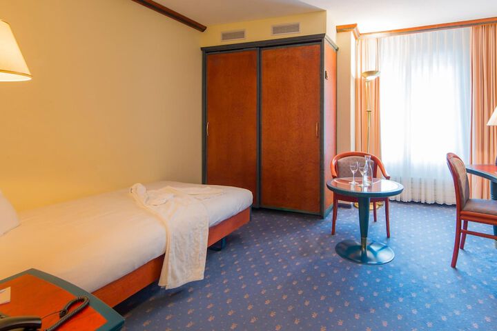 Room 9 of 72
