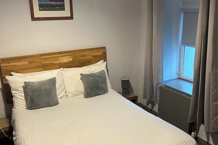Room 12 of 142